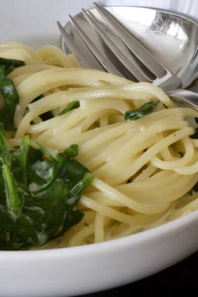 Spinatspaghetti mit Knoblauch-Zwiebel-Sauce