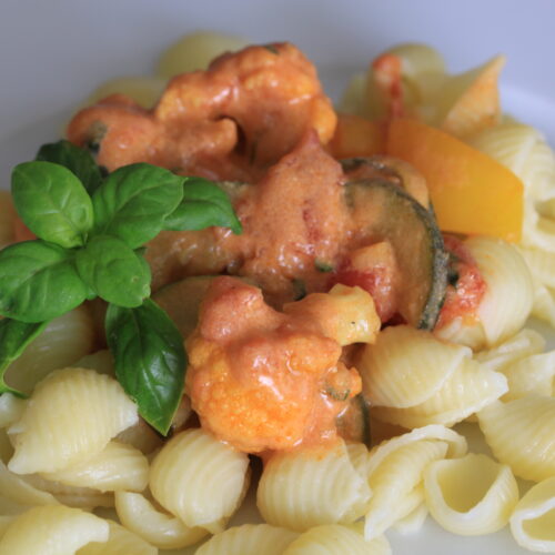 Teigwaren mit Gemüse-Joghurt Sauce
